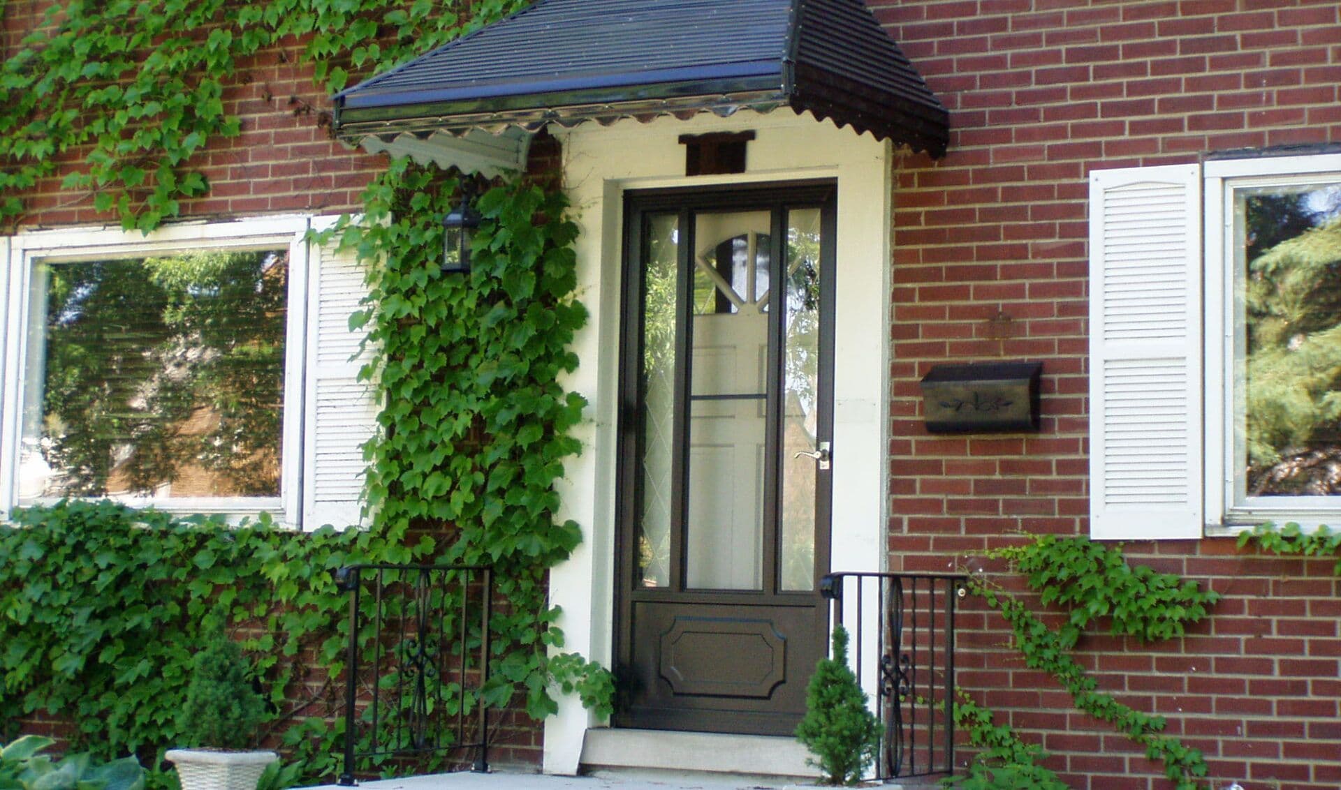 Aluminum-Awning-Photo-2-e1678672771576-1920x1132